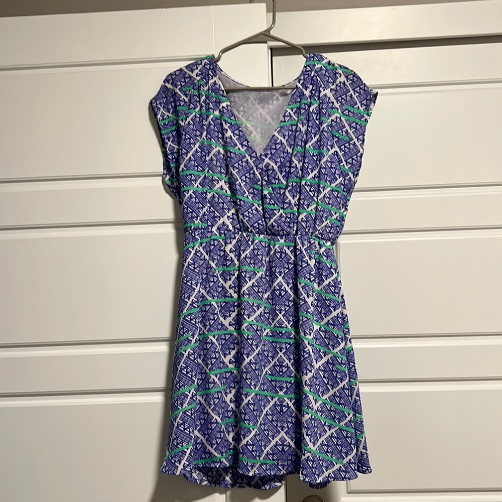 Cute blue, white and green short sleeve v neck dress! Size L
